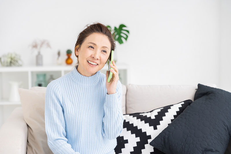 電話をする女性