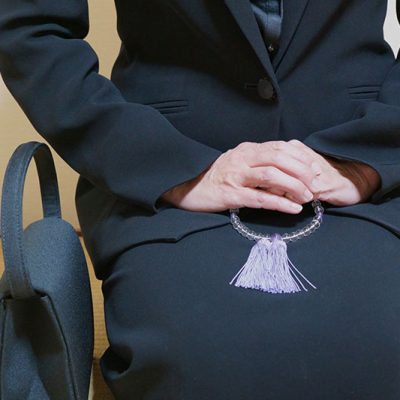 礼服を着て座る女性