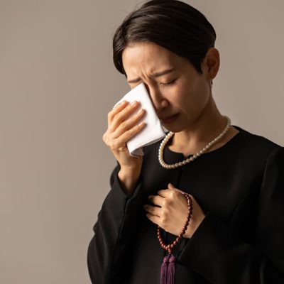 涙を拭く女性