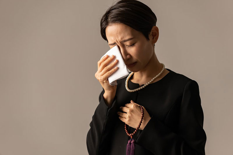 涙を拭く女性