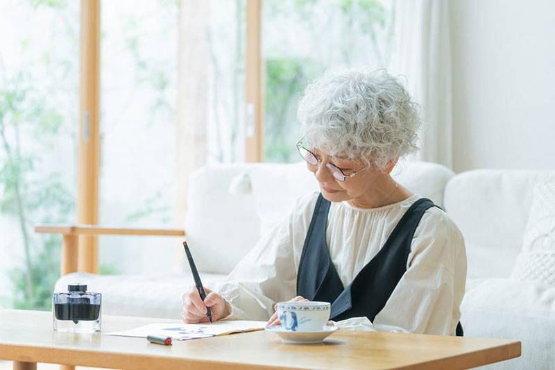 書く女性