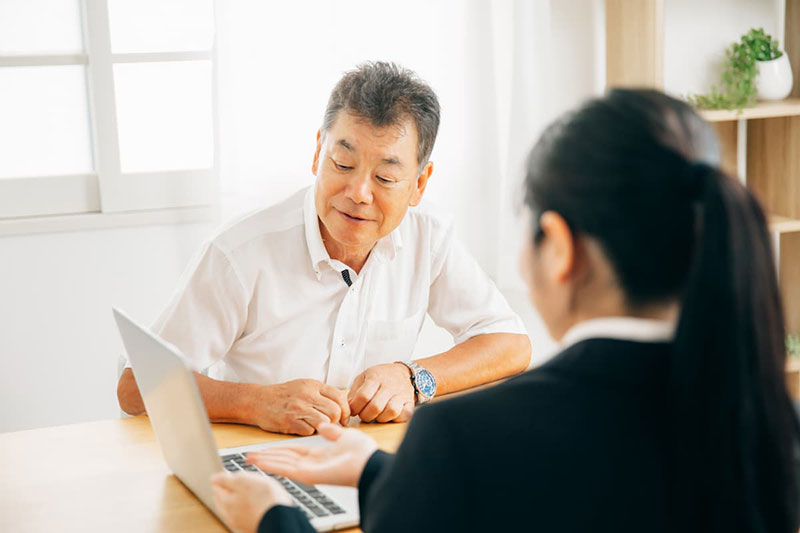 相談をする男性