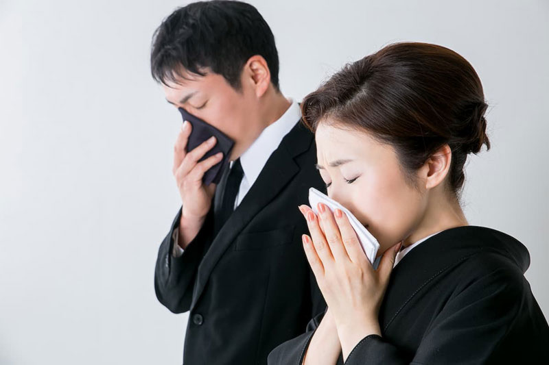 涙流す男女