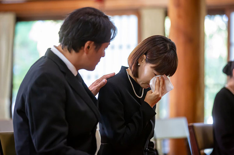 涙を拭く女性