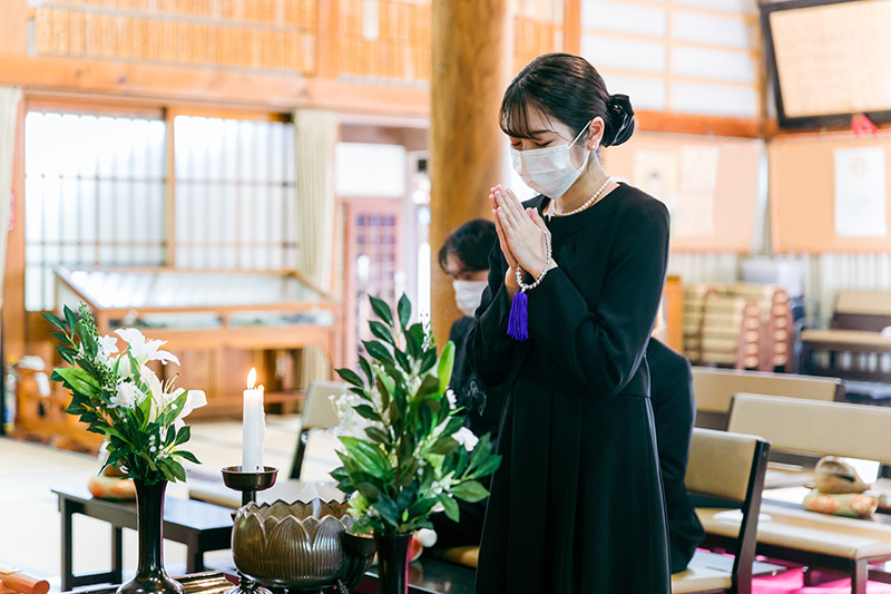 お葬式でお焼香する喪服姿の女性