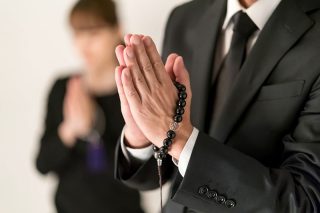 手を合わせる男性