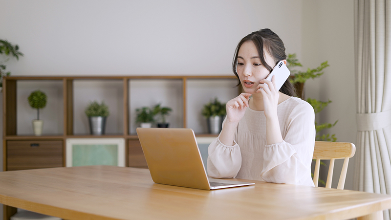 電話をする女性