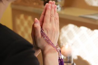 手を合わせる女性