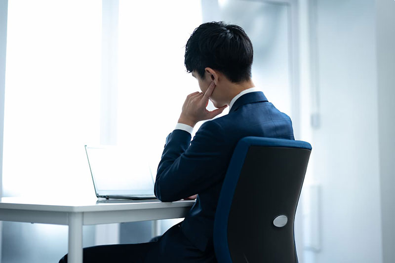 悩む男性