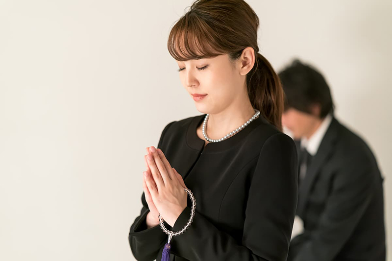 手を合わせる女性