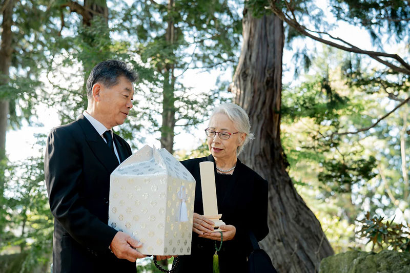 遺骨を持つ男性