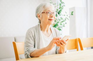 スマホを操作する女性