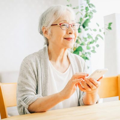 スマホを操作する女性