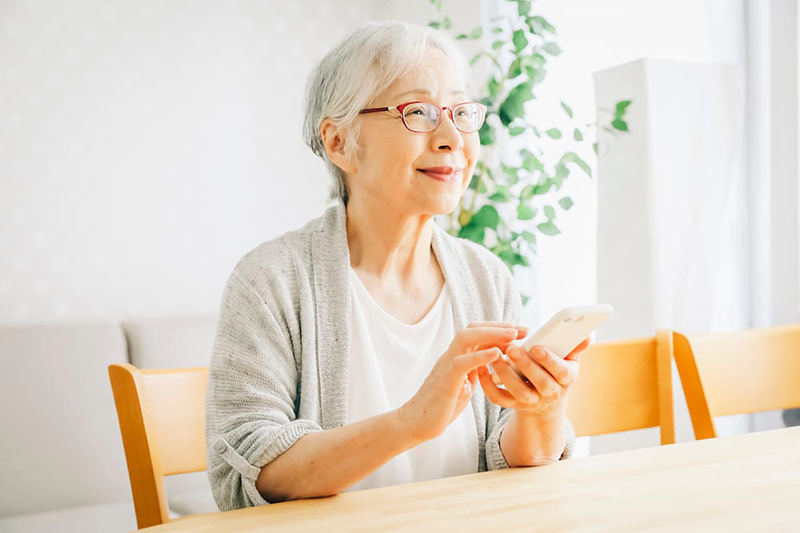 スマホを操作する女性