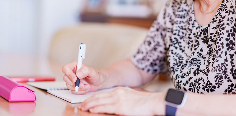 ノートに書きこむ手元