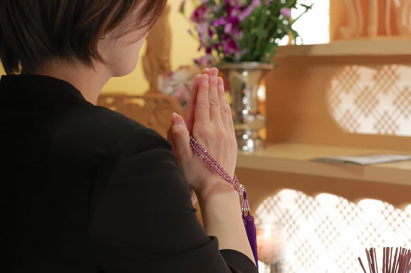 手を合わせる女性