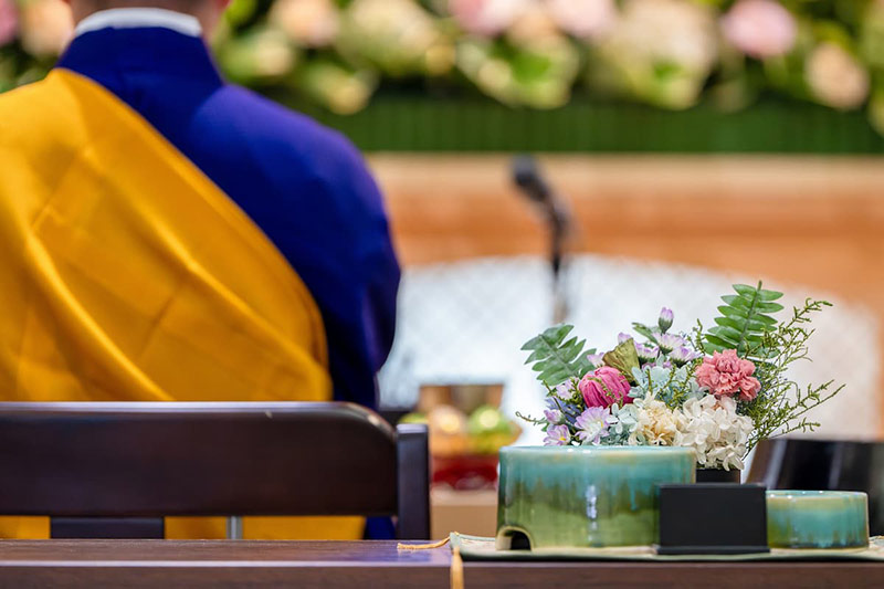 法要中の僧侶