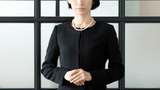 喪服を着た女性