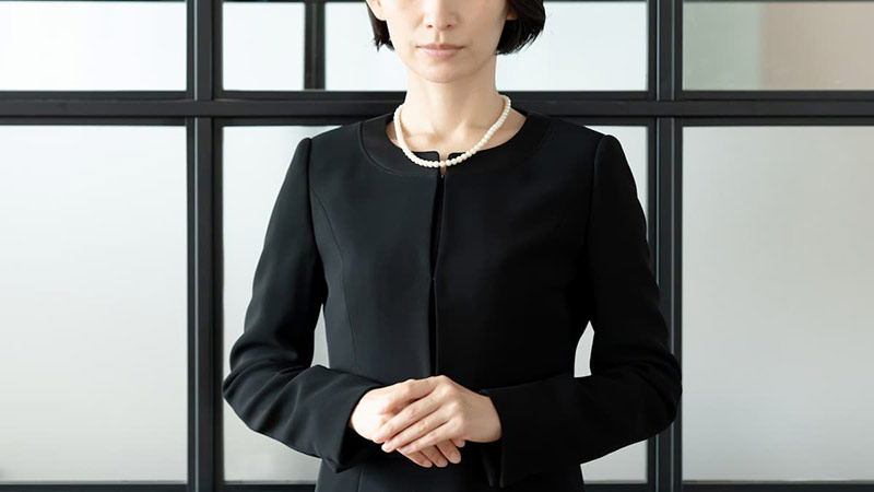 喪服を着た女性